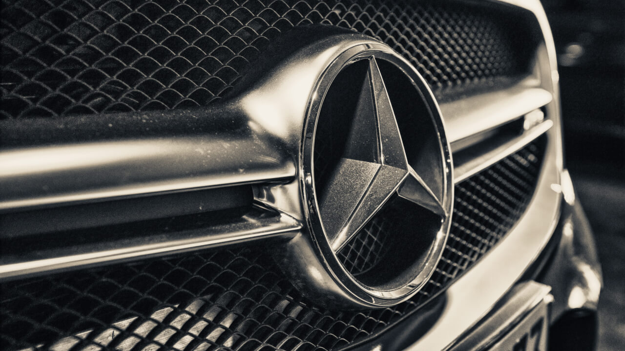 Mercedes-Benz adia metas após queda em vendas 