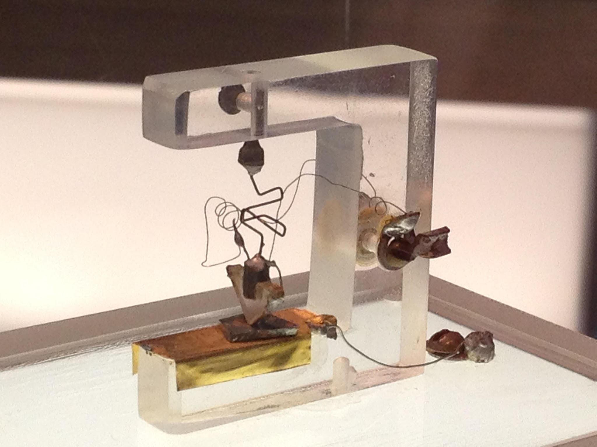 Réplica de primeiro transistor